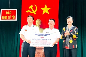 Chủ tịch HĐND TPHCM Nguyễn Thị Quyết Tâm trao quà tặng cán bộ, chiến sĩ đảo Song Tử Tây