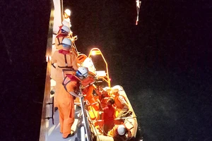 Tàu SAR 412 cứu ngư dân bị bệnh ở Hoàng Sa