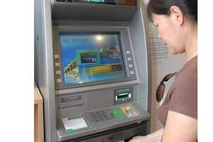 Rút tiền tại ATM. Ảnh: CAO THĂNG