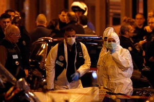 Cảnh sát điều tra hiện trường vụ tấn công khủng bố bằng dao ở trung tâm Paris, Pháp, ngày 12-5-2018. ẢNH: AP