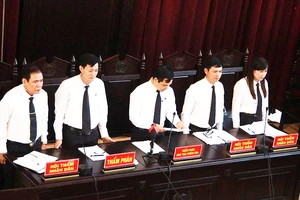 Hội đồng xét xử Tòa án nhân dân TP Hòa Bình mở lại phiên tòa xét xử vụ án tai biến chạy thận tại Bệnh viện Đa khoa tỉnh Hòa Bình làm 8 bệnh nhân tử vong