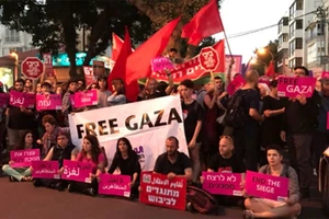Người dân Tel Aviv biểu tình phản đối quân đội Israel bắn vào thường dân Palestine