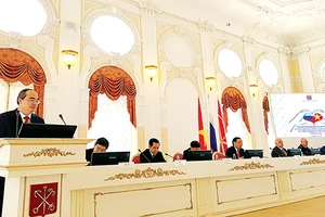 Trang trọng kỷ niệm 95 năm ngày Chủ tịch Hồ Chí Minh lần đầu tiên đến Nga