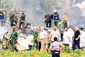 Chủ tịch Cuba Diaz-Canel đến hiện trường vụ tai nạn