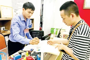 Người dân chứng thực giấy tờ ngoài giờ hành chính tại UBND phường Bến Thành, quận 1, TPHCM
