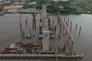 Công trình xây dựng cống ngăn triều chống ngập Mương Chuối Ảnh: CAO THĂNG
