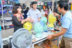 Người tiêu dùng chọn mua quạt điện Bifan sản xuất trong nước Ảnh: CAO THĂNG