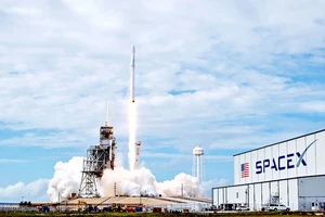 SpaceX hoãn kế hoạch đưa du khách lên Mặt Trăng