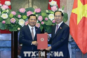 Chủ tịch nước Trần Đại Quang trao Quyết định bổ nhiệm Phó Chánh án Tòa án nhân dân Tối cao cho ông Nguyễn Văn Du. Ảnh TTXVN