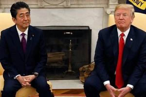 Thủ tướng Nhật Bản Shinzo Abe gặp ông Donald Trump tại Nhà Trắng. Ảnh: Reuters