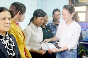 Đại diện Báo SGGP trao học bổng cho các cô đỡ thôn bản ở Tây Nguyên