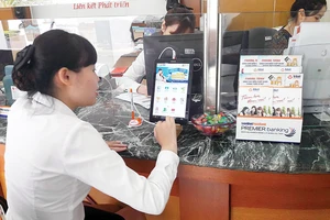 LienVietPostBank tiên phong dùng máy tính bảng giới thiệu sản phẩm tới khách hàng