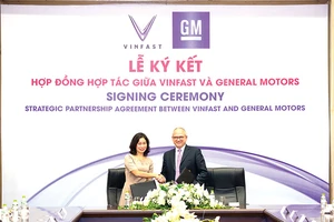 Bà Lê Thị Thu Thủy - Phó Chủ tịch Vingroup kiêm Chủ tịch VinFast và ông Barry Engle, Phó Chủ tịch điều hành kiêm Chủ tịch GM quốc tế ký thỏa thuận hợp tác chiến lược tại thị trường Việt Nam