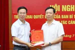 Ông Phạm Văn Linh nhận nhiệm vụ Phó Chủ tịch chuyên trách Hội đồng Lý luận Trung ương. Ảnh: TTXVN