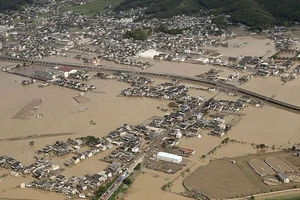 Hàng trăm ngàn ngôi nhà bị ngập trong nước. Ảnh: AP.