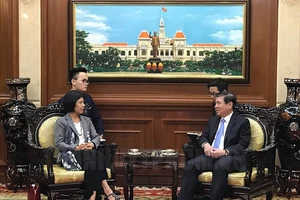 Chủ tịch UBND TP Nguyễn Thành Phong tiếp Đại sứ Ping Kitnikone. Ảnh THANHUYTPHCM.VN