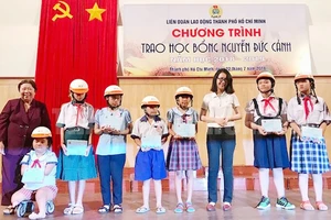 Trao 140 suất học bổng Nguyễn Đức Cảnh tặng con công nhân, viên chức, lao động