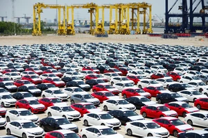 Vướng nhập khẩu, ô tô tiếp tục tăng giá