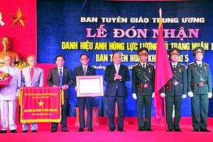 Thủ tướng Nguyễn Xuân Phúc trao tặng Ban Tuyên huấn Khu ủy Khu 5 danh hiệu Anh hùng LLVT nhân dân