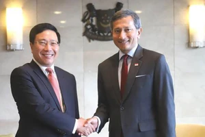 Phó Thủ tướng, Bộ trưởng Ngoại giao Phạm Bình Minh và Bộ trưởng Ngoại giao Singapore Vivian Balakrishnan (Nguồn: TTXVN) 