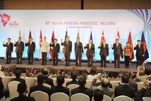 Thủ tướng nước chủ nhà Lý Hiển Long và Bộ trưởng Ngoại giao 10 quốc gia ASEAN