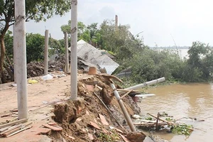 Sạt lở nghiêm trọng tại khu vực cồn Phú Đa (ấp Phú Bình, xã Vĩnh Bình, huyện Chợ Lách, Bến Tre), tháng 11-2017