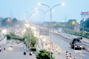 Đèn Led tiết kiệm điện, hạn chế nhiều ô nhiễm ánh sáng trên quốc lộ qua quận Bình Tân, TPHCM Ảnh: THÀNH TRÍ