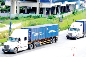 Xe container lưu thông trên xa lộ Hà Nội. Ảnh: THÀNH TRÍ