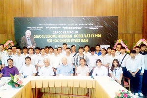 Các đại biểu, giáo sư, nhà khoa họccùng những học sinh ưu tú Việt Nam