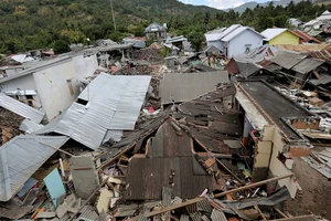 Những ngôi nhà bị phá hủy hoàn toàn tại Indonesia sau trận động đất. Ảnh: AAP
