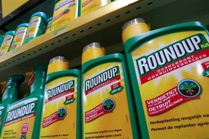 Thuốc diệt cỏ Roundup của công ty hóa chất Mỹ Monsanto. (Nguồn: aljazeera.com)