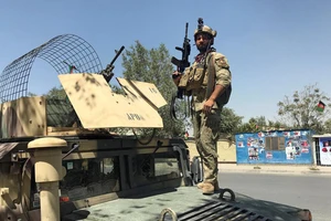 Một thành viên lực lượng an ninh Afghanistan giám sát hiện trường vụ tấn công ở Kabul ngày 21/8. Ảnh: REUTERS/Mohammad Ismail