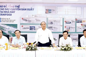  Thủ tướng Nguyễn Xuân Phúc thăm nhà máy thực phẩm Tanifood, huyện Gò Dầu, tỉnh Tây Ninh Ảnh: TTXVN