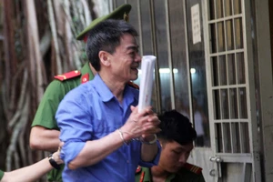 Lãnh 11 năm tù bị cáo Phong vẫn tươi cười. Ảnh: DÂN TRÍ