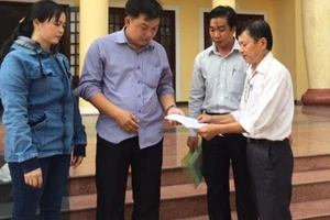 Ông Trần Văn Triều (trái ảnh) hướng dẫn cho công nhân tại Tòa án huyện Củ Chi. Nguồn: LAODONG.VN