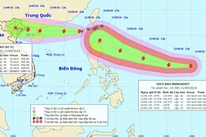 Siêu bão Mangkhut (phải) đang "đuổi theo" bão số 5 hướng vào Biển Đông. Ảnh: NCHMF