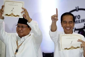 Đương kim Tổng thống Indonesia Joko Widodo (phải) và đối thủ Prabowo Subianto sẽ tranh cử Tổng thống vào năm sau. Ảnh: Reuters