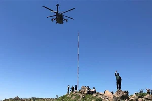 Máy bay trực thăng của liên quân sơ tán các thủ lĩnh IS 