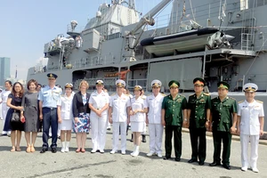 Tàu Hải quân Hoàng gia New Zealand thăm TPHCM