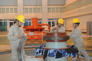  Thi công lắp đặt thiết bị nhà máy thủy điện Ảnh: CAO THĂNG