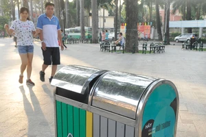 Thùng rác công cộng trong công viên Văn Lang Ảnh: THÀNH TRÍ