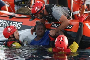Lực lượng cứu hộ giải cứu người di cư gặp nạn trên Địa Trung Hải ở ngoài khơi bờ biển Libya ngày 17/7 vừa qua. (/TTXVN)