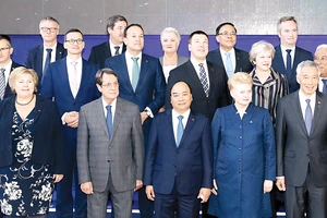 Thủ tướng Nguyễn Xuân Phúc và các Trưởng đoàn ASEM chụp ảnh chung tại phiên họp toàn thể thứ hai Ảnh: TTXVN