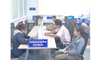 Người dân thực hiện thủ tục hành chính qua điện thoại tại Trung tâm Hành chính công Tây Ninh