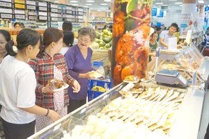 Người dân An Giang mua sắm tại siêu thị Co.op Mart Tân Châu