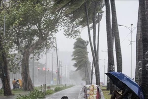 Bão Yutu gây mưa to gió lớn tại Vịnh Manila ngày 30-10. Nguồn: TTXVN