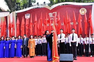Chủ tịch Quốc hội Nguyễn Thị Kim Ngân trao Huân chương Độc lập hạng Ba cho THPT Chu Văn An. Ảnh: Đại biểu Nhân dân