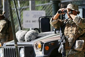 Binh sĩ Vệ binh Quốc gia Mỹ theo dõi khu vực biên giới Mỹ - Mexico tại trạm gác. Ảnh: Reuters