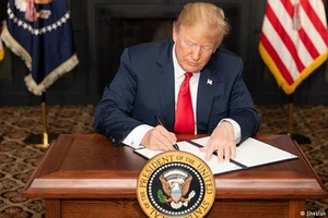 Tổng thống Mỹ Donald Trump ký sắc lệnh hành pháp tái áp đặt các biện pháp trừng phạt Iran. Ảnh: DW