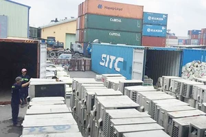 Hải quan TPHCM kiểm đếm hàng ngàn container phế liệu